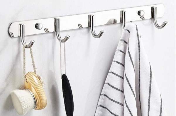Some notes when using wall hooks to hang clothes in the bathroom